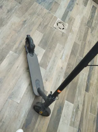 Patinete eléctrico gris