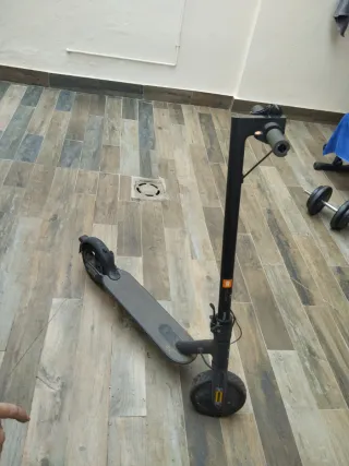 Patinete eléctrico gris