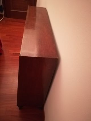 Scaffalatura in legno marrone