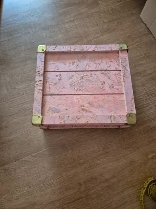 Caja de madera decorada con detalles dorados