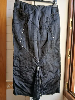 Gonna nera con borchie e zip