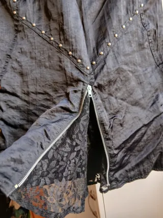 Gonna nera con borchie e zip