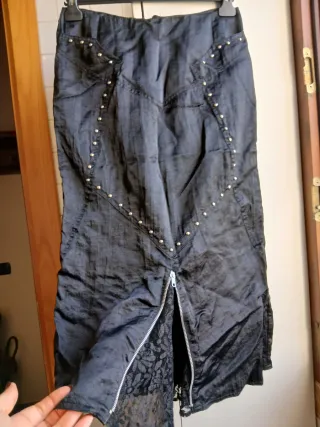 Gonna nera con borchie e zip