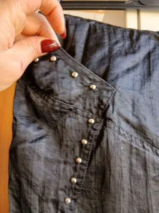 Gonna nera con borchie e zip