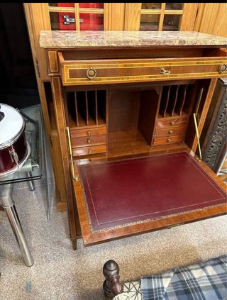 Buró de madera con mármol