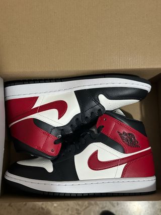 Air Jordan 1 Mid Negro Rojo Blanco