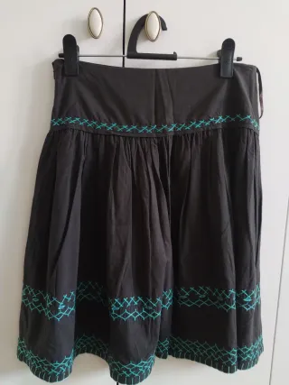 Falda negra con detalles turquesa T.38