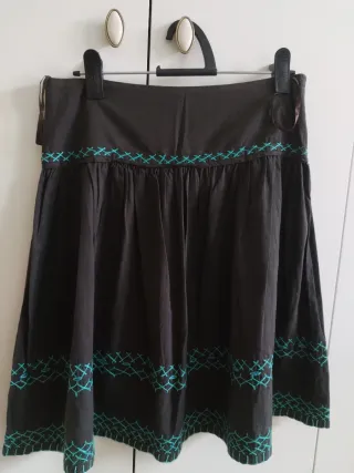 Falda negra con detalles turquesa T.38