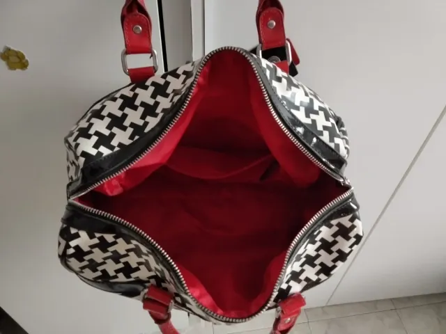 Borsa bauletto Hello Spank ecopelle lucida