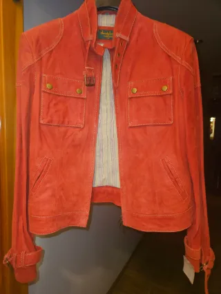 Cazadora de piel roja