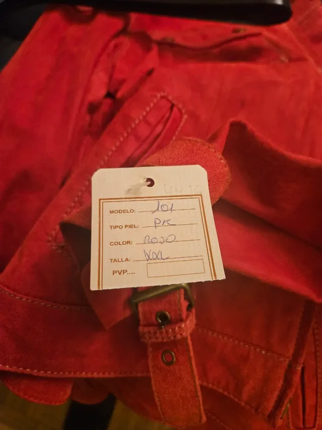 Cazadora de piel roja