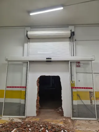 Puerta Cristal + Persiana Eléctrica