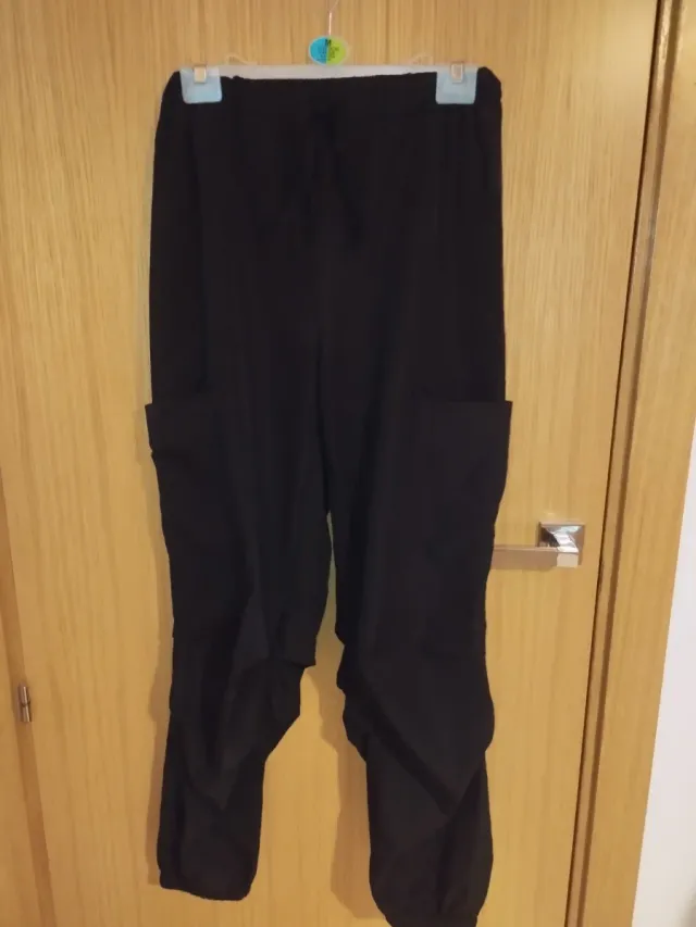 Pantalón negro cargo