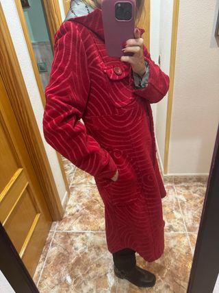 Abrigo rojo Desigual con estampado