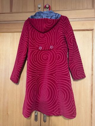 Abrigo rojo Desigual con estampado