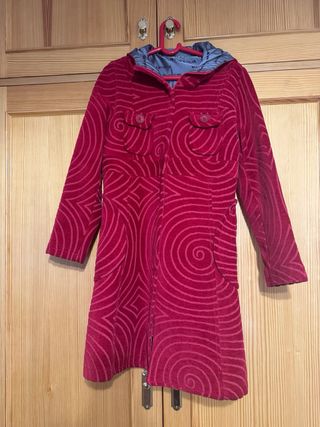 Abrigo rojo Desigual con estampado