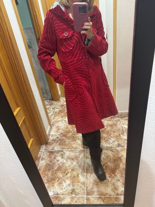 Abrigo rojo Desigual con estampado