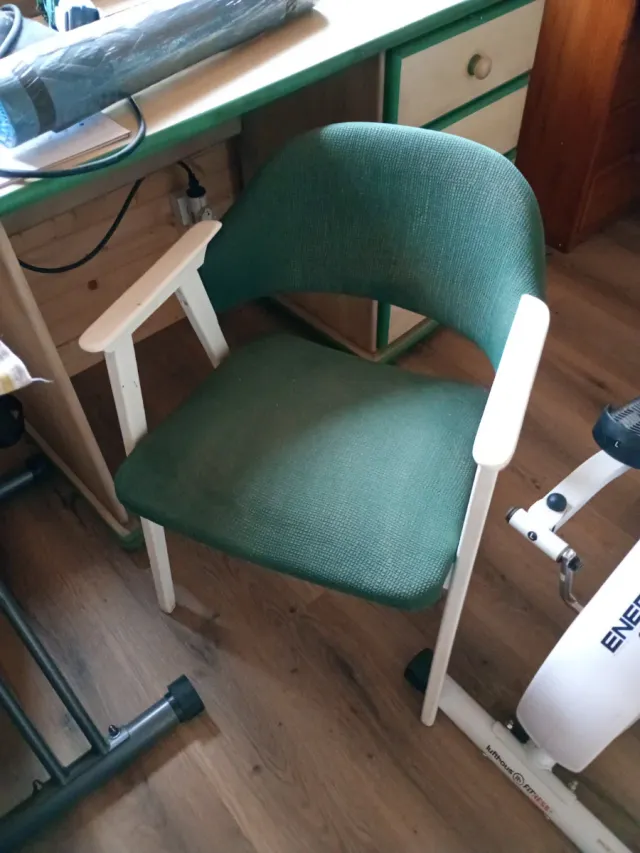 2 Sillas de tela verde y madera