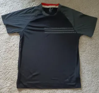 Camisa deportiva Adidas negra