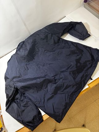 Chubasquero azul marino