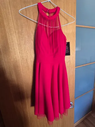 Vestido rojo con escote halter y tul