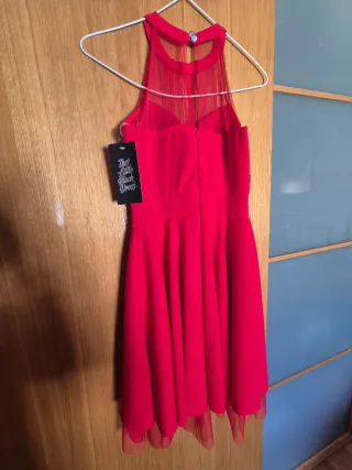 Vestido rojo con escote halter y tul