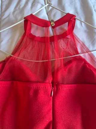 Vestido rojo con escote halter y tul