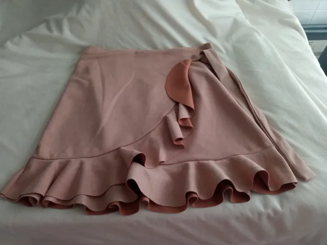 Falda rosa con volantes