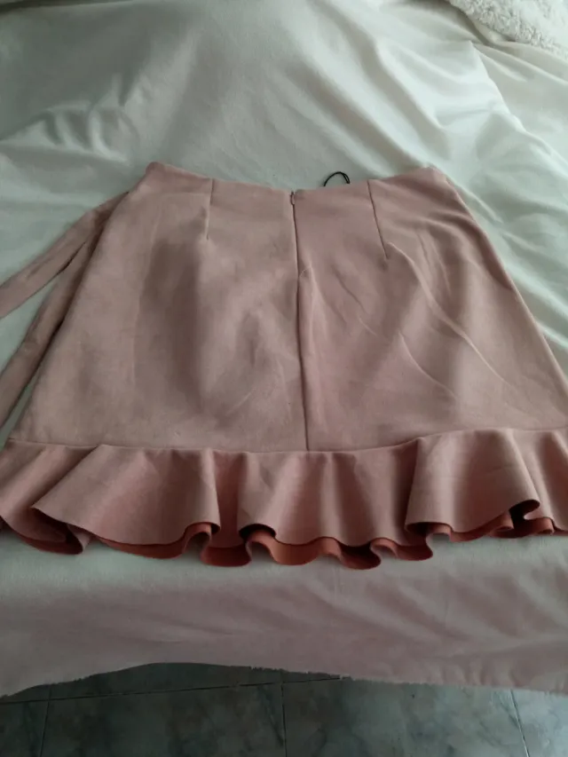 Falda rosa con volantes