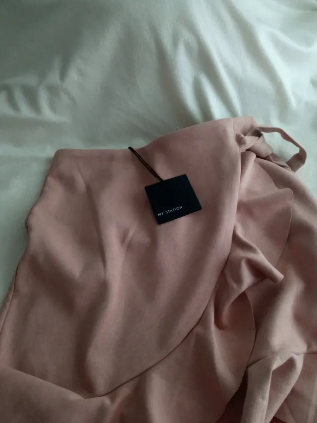 Falda rosa con volantes