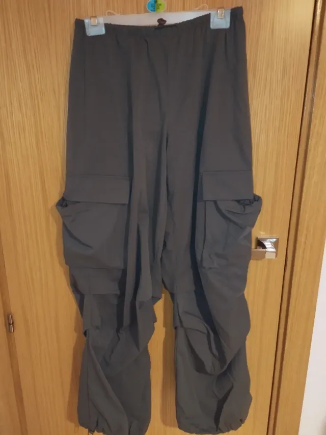Pantalón gris cargo