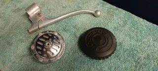 Piezas Bultaco: Maneta, Bocina y Tapon deposito.