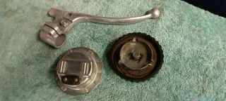 Piezas Bultaco: Maneta, Bocina y Tapon deposito.