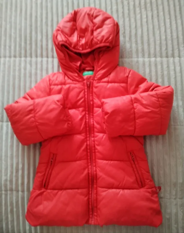 Abrigo niña rojo con capucha Benetton Talla 3-4