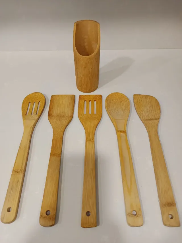 Set Utensilios Cocina Bambú con soporte incluido.