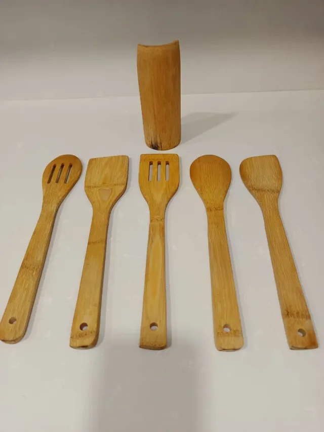 Set Utensilios Cocina Bambú con soporte incluido.