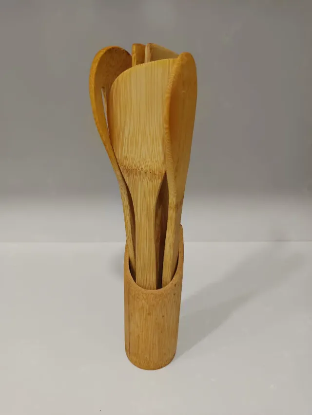 Set Utensilios Cocina Bambú con soporte incluido.