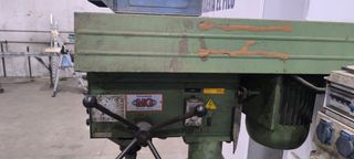 Taladro de columna vertical