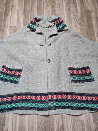 Poncho capa corto tejido con bordados