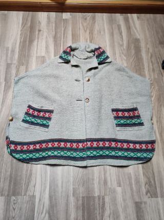 Poncho capa corto tejido con bordados