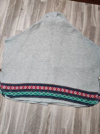 Poncho capa corto tejido con bordados