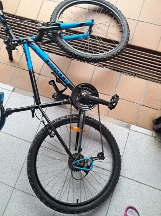 Bicicleta Btwin Negra y Azul