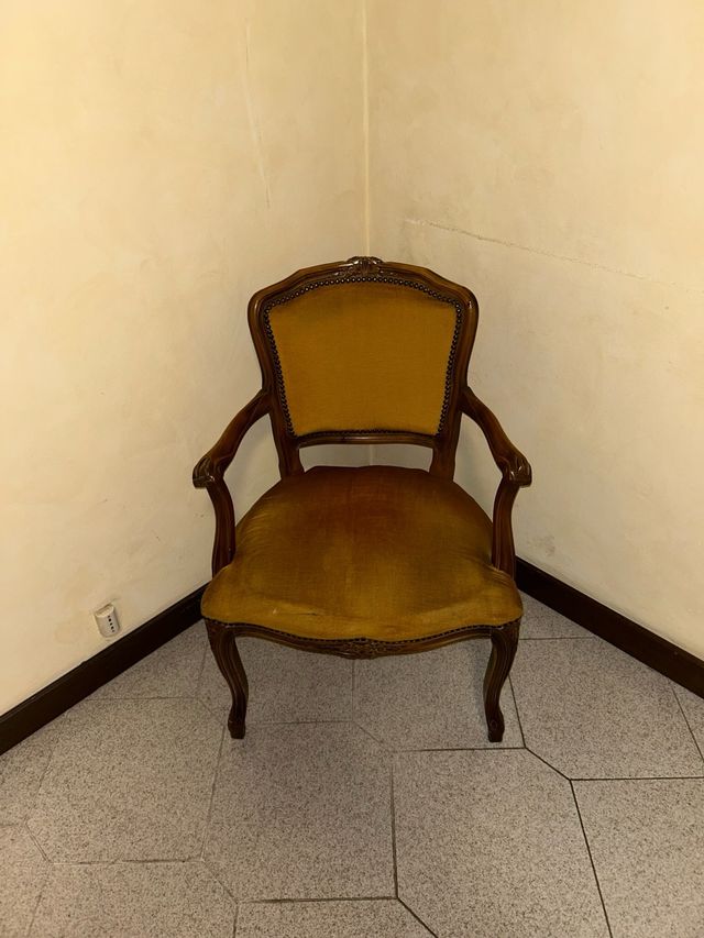 Sedia vintage in velluto e legno