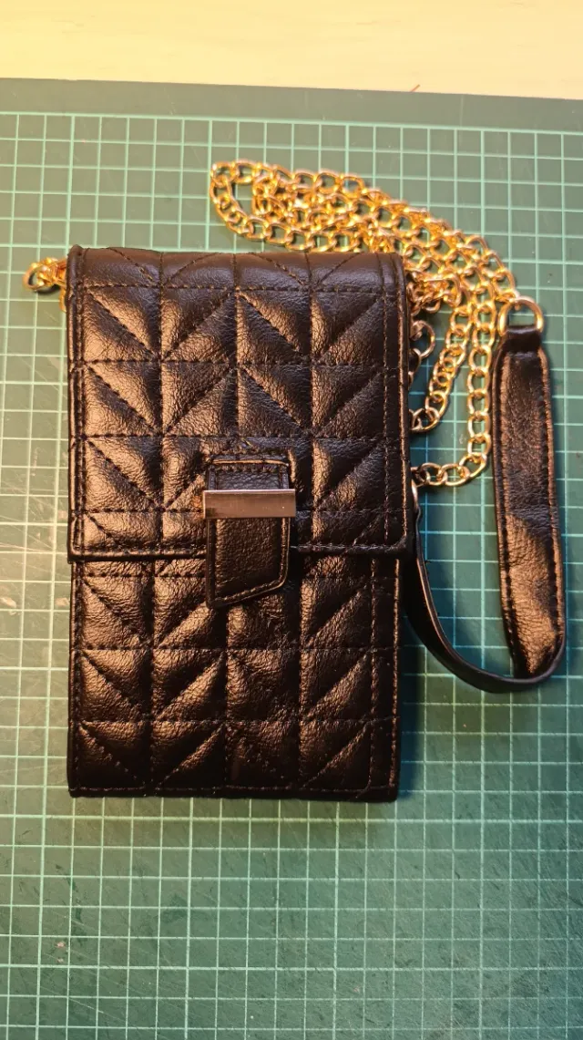 Bolso cartera negro acolchado con cadena dorada