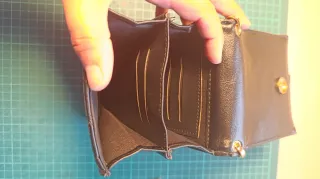 Bolso cartera negro acolchado con cadena dorada