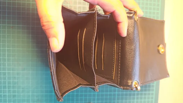 Bolso cartera negro acolchado con cadena dorada