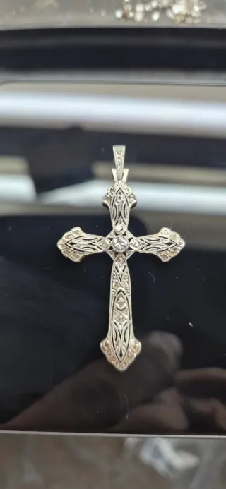 Cruz de oro con brillantes