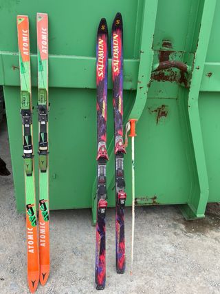 Esquís Atomic y Salomon Junior