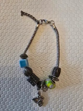 Pulseira com pingentes e contas coloridas