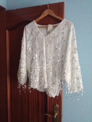 Blusa blanca con lentejuelas